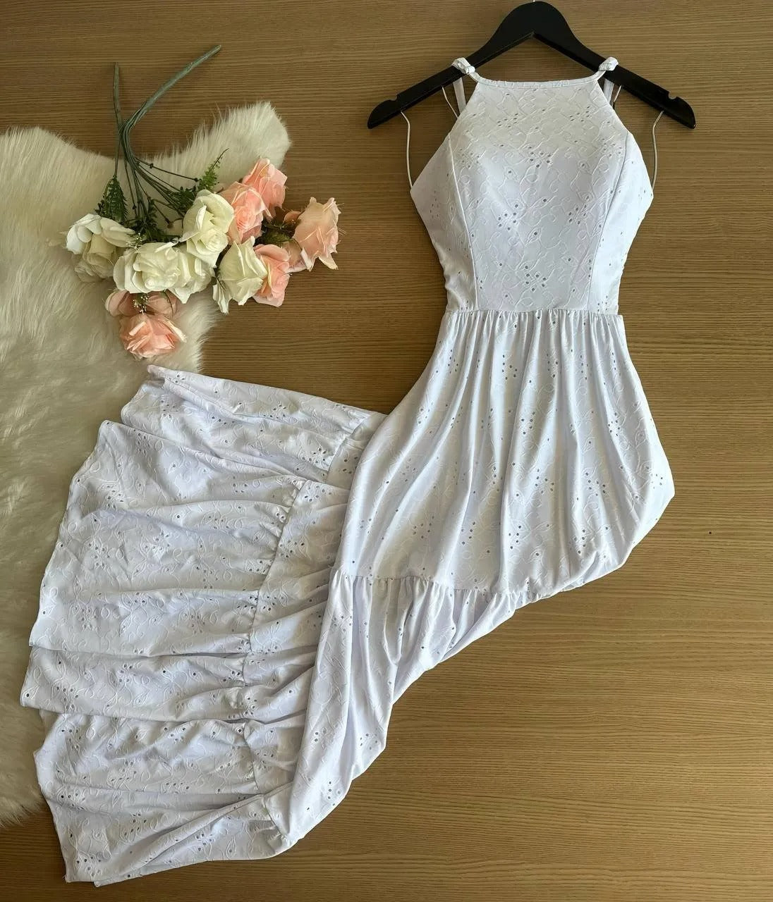 Vestido Longo Bárbara Frente Única em Poliéster Laise Forrado com Bojo